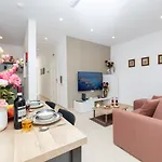 Brand New 2bed In By Homely Διαμέρισμα *