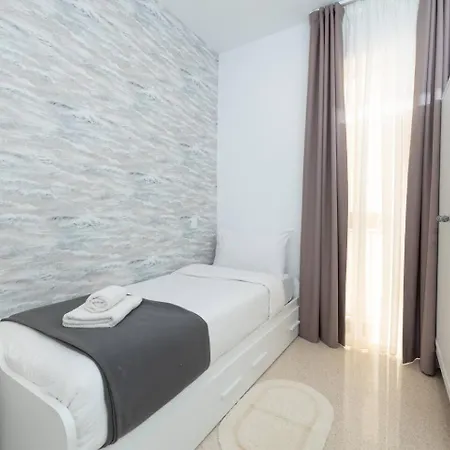 Brand New 2bed In By Homely Apartment