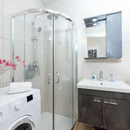 Brand New 2bed In By Homely * Слима