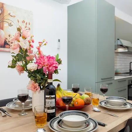 Brand New 2bed In By Homely דירה *